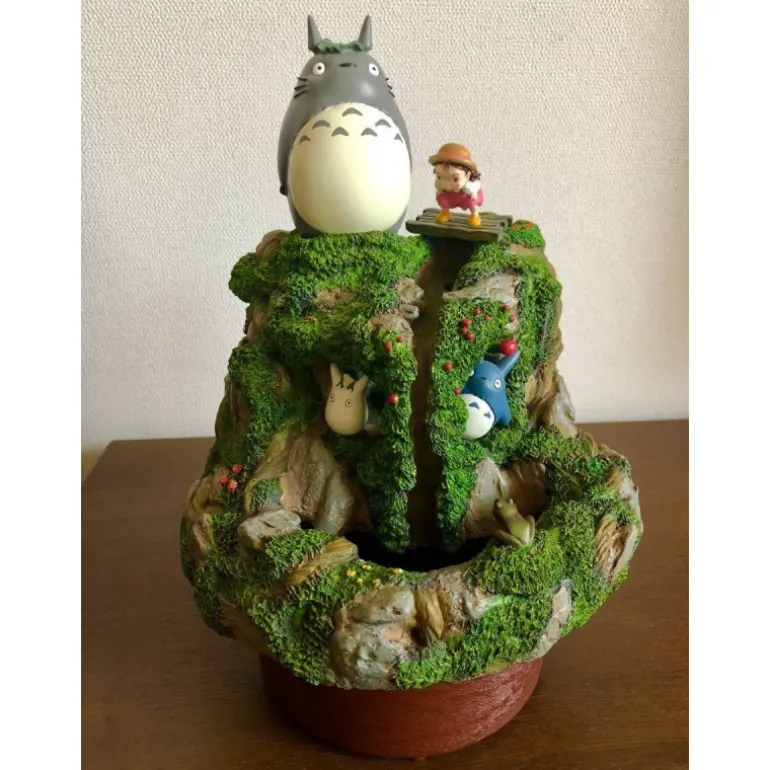 Décoration>Maison Ghibli Diorama Totoro & Mei Jouent Dans La Rivière - Mon Voisin Totoro