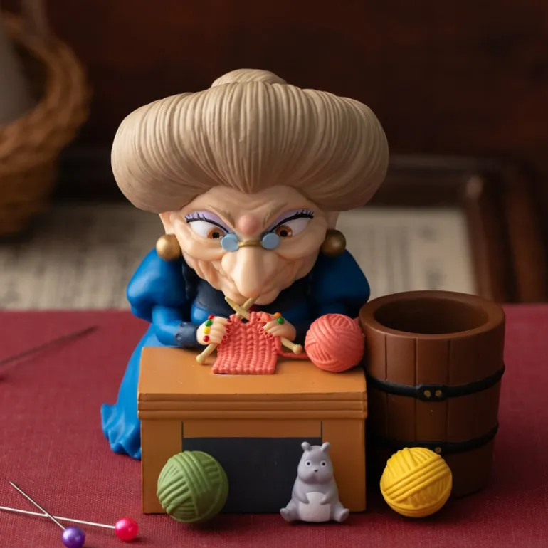 Boites À Bijoux>Maison Ghibli Figurine pot à crayon Yubaba tricote - Le Voyage de Chihiro