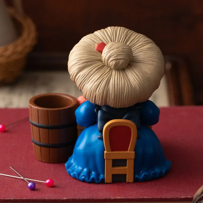 Boites À Bijoux>Maison Ghibli Figurine pot à crayon Yubaba tricote - Le Voyage de Chihiro